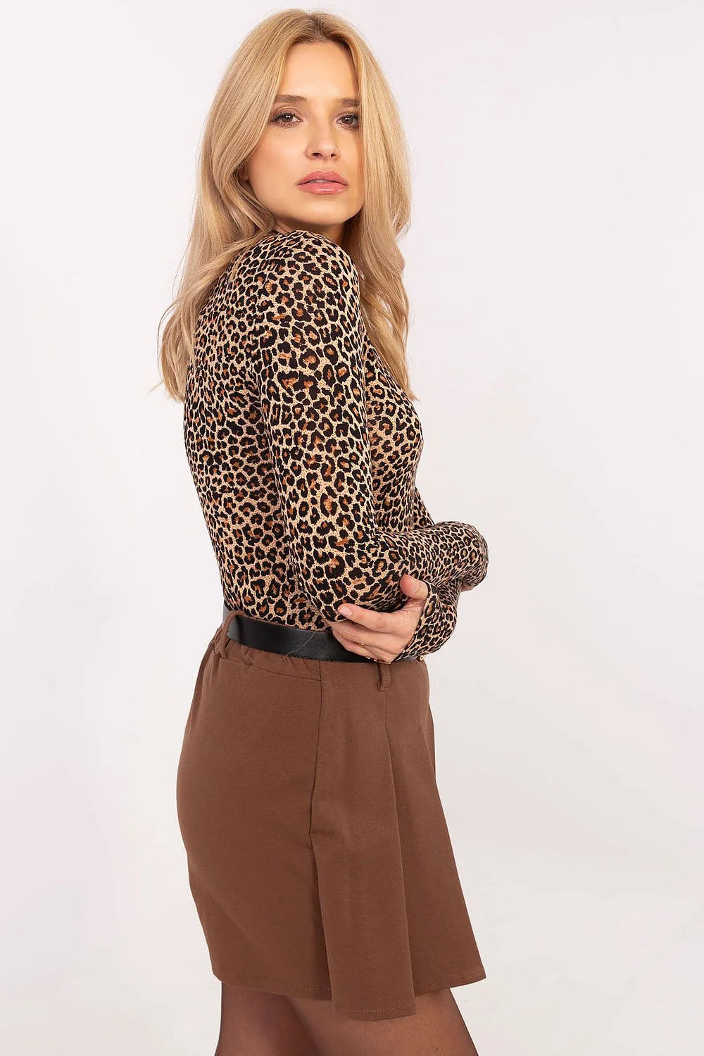 blouse imprimé léopard ajustée manches longues col montant moulante stretch beige marron noir finition lisse coupe taille haute ceinture dorée