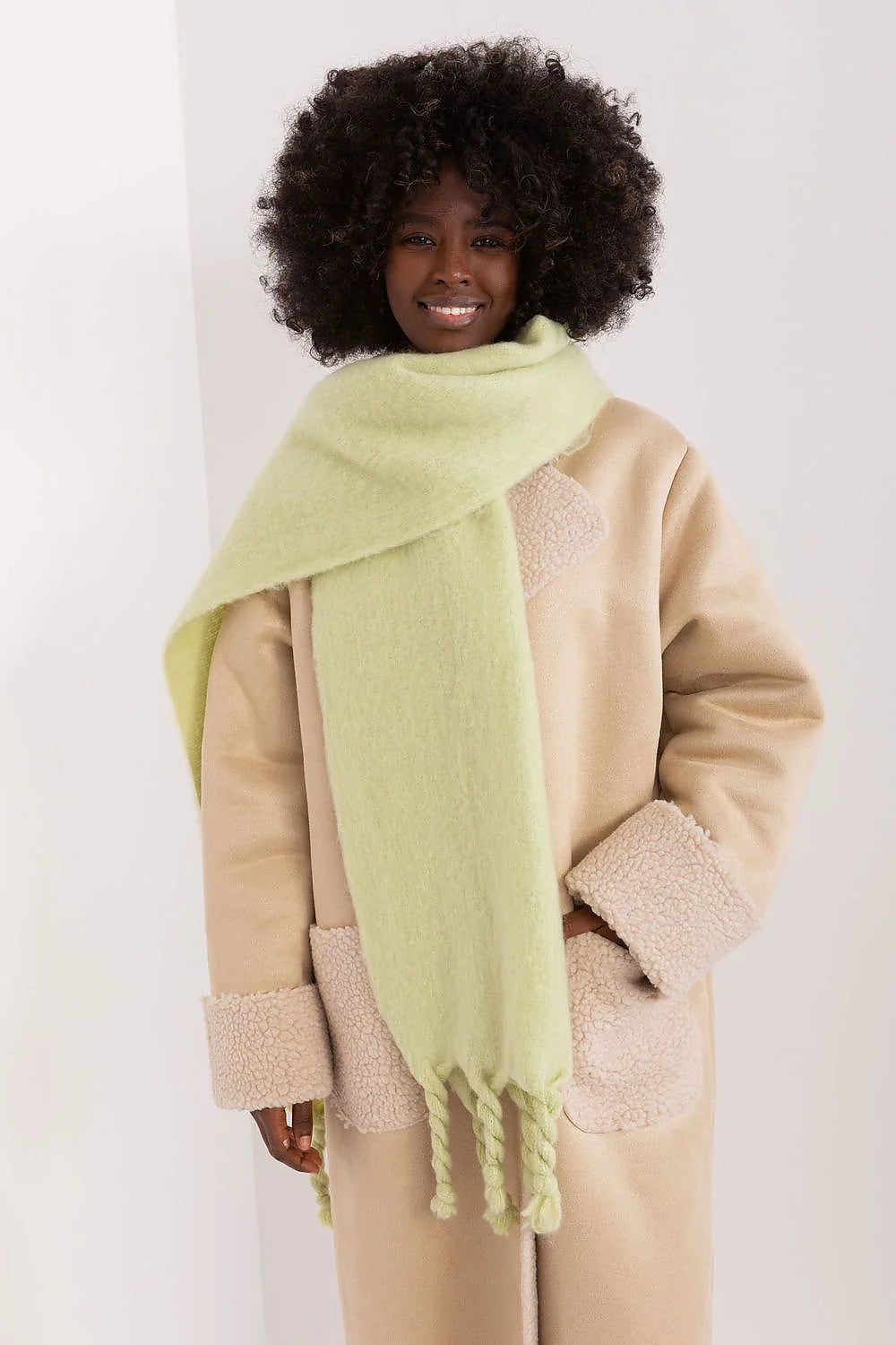 Écharpe longue en duvet vert pastel pour femme, style intemporel, hiver, automne, accessoire mode, matériau doux, finitions élégantes, longueur versatile, style décontracté, cadeau idéal, châle douillet