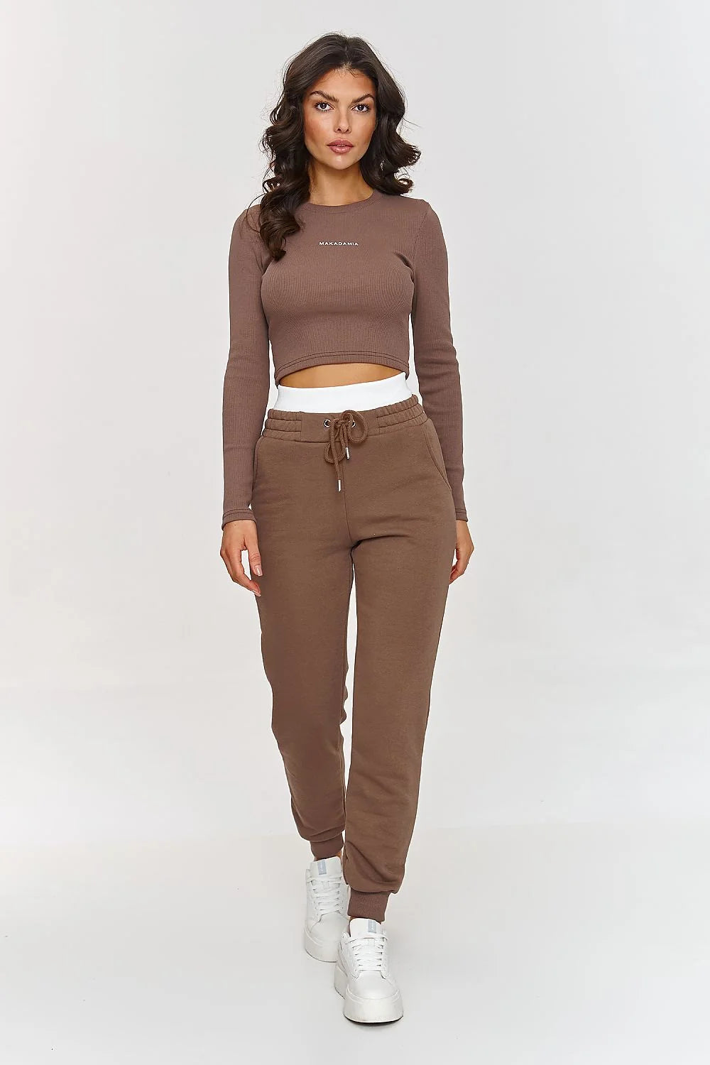 Ensemble Makadamia pour femmes : Crop top manches longues et joggers coton élasthanne moderne style décontracté coloris marron