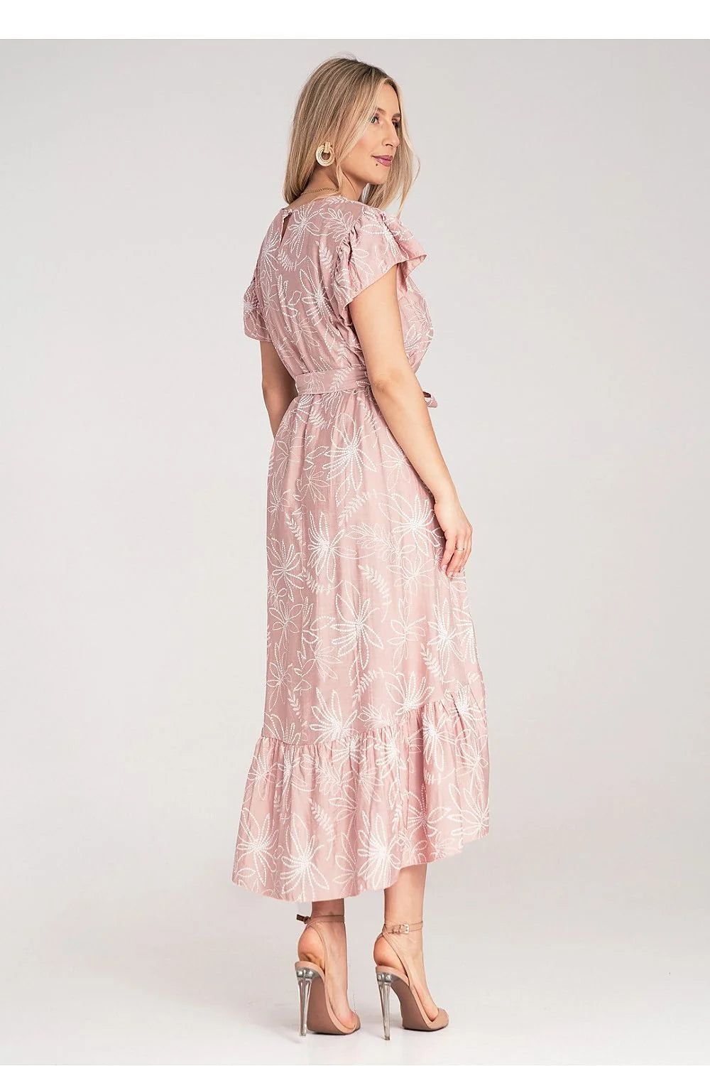 Robe de jour Figl robe bohème-chic rose pâle motifs floraux blancs tissu léger manches volants ceinture assortie taille ajustable