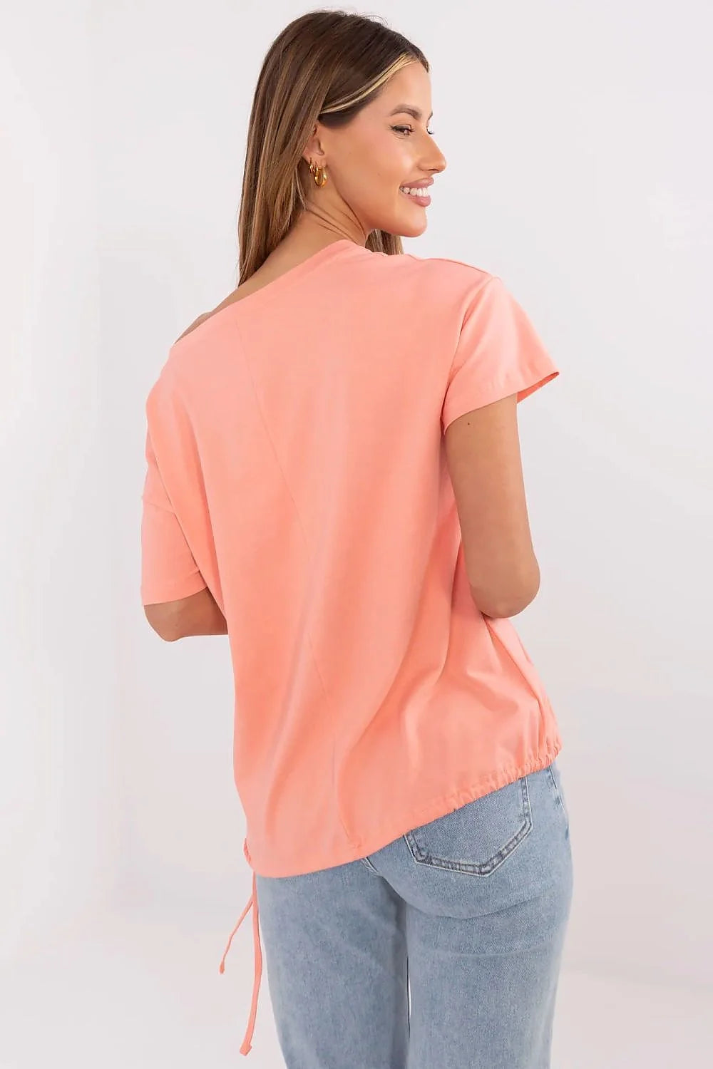 T-shirt femme design contemporain en coton pêche manches courtes encolure bateau asymétrique motif papillon abstrait polyvalent