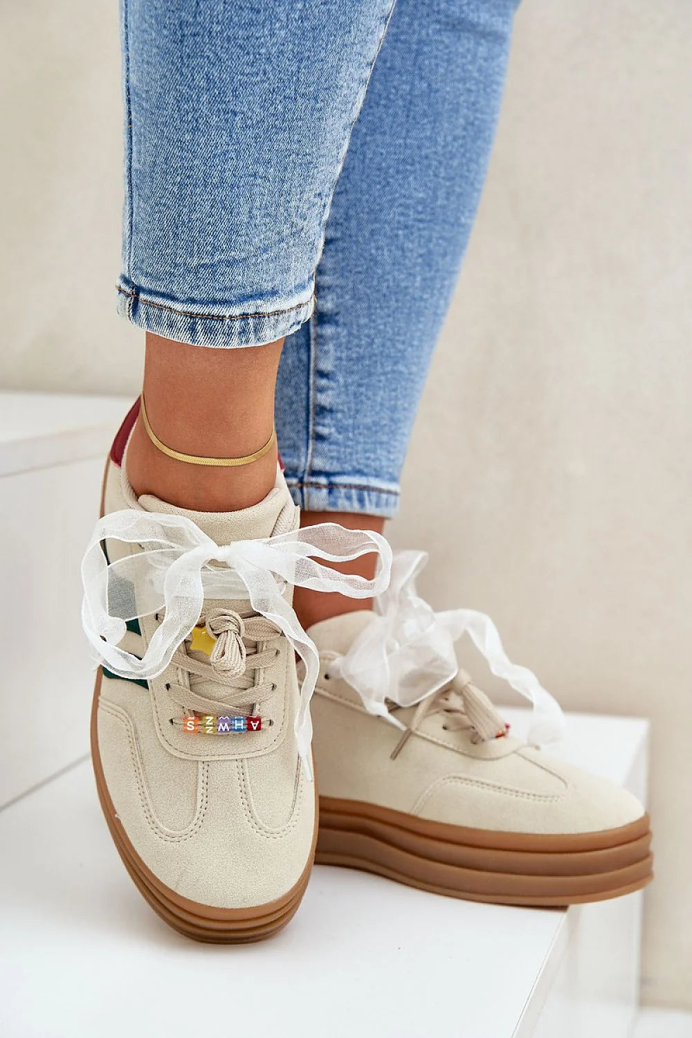 Chaussures de sport tendance pour femmes en suédine écologique beige, bandes vertes, lacets ornés perles multicolores, semelle épaisse marron, style casual chic