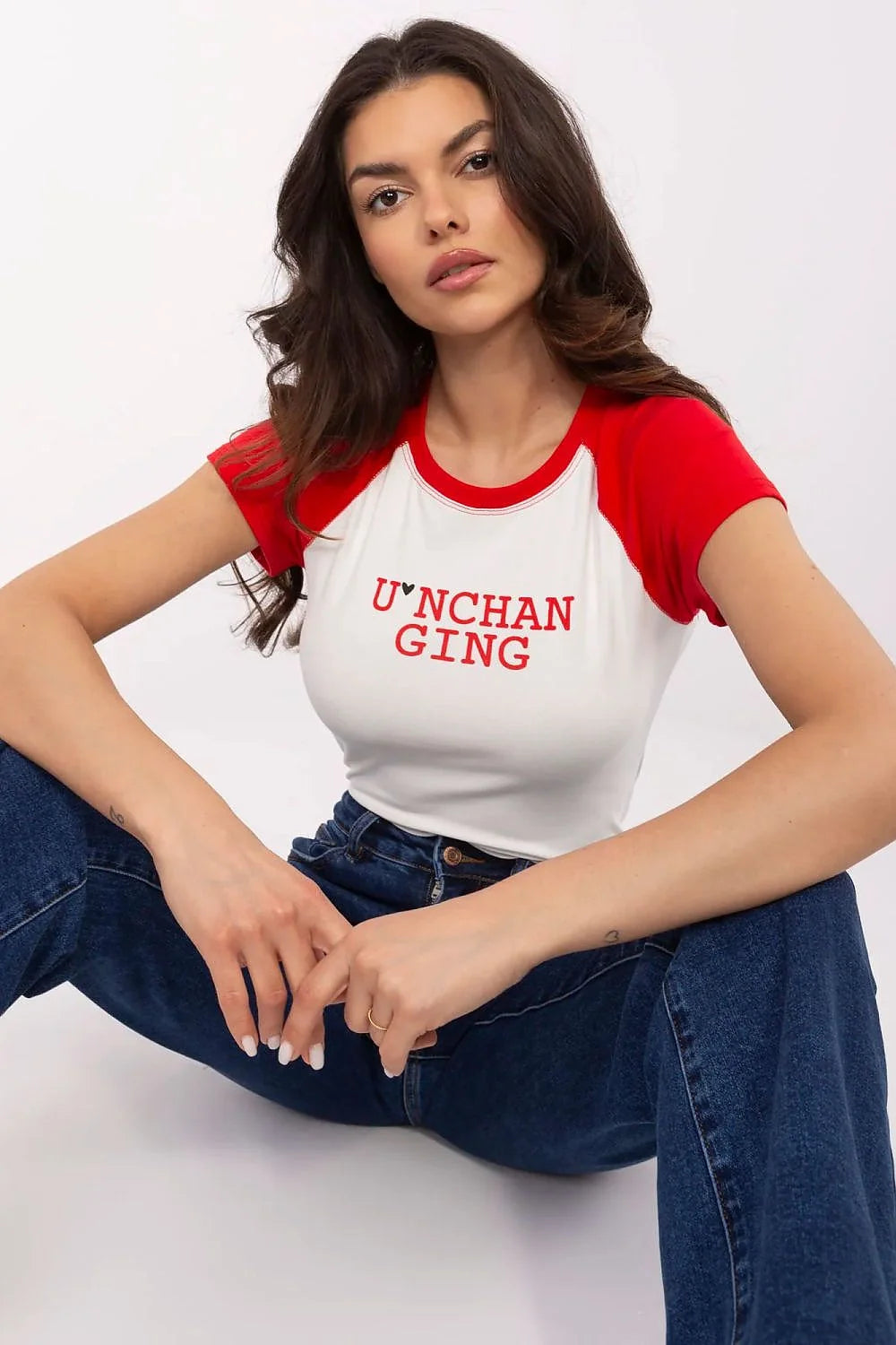 T-shirt femme style décontracté inspiration baseball couleurs contrastées blanc rouge imprimé typographique cœur manches courtes ajusté