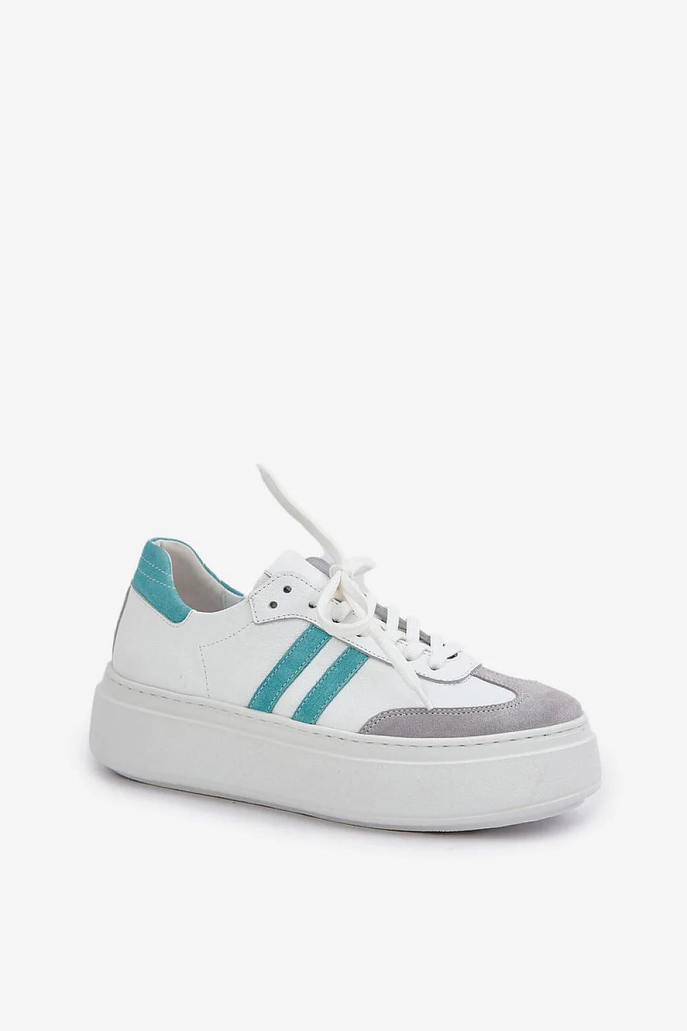 Chaussures de sport basses modernes pour femmes en cuir naturel, style streetwear, semelle épaisse blanche, couleurs contrastantes turquoise et grise, doublure rembourrée, confort maximal, look audacieux