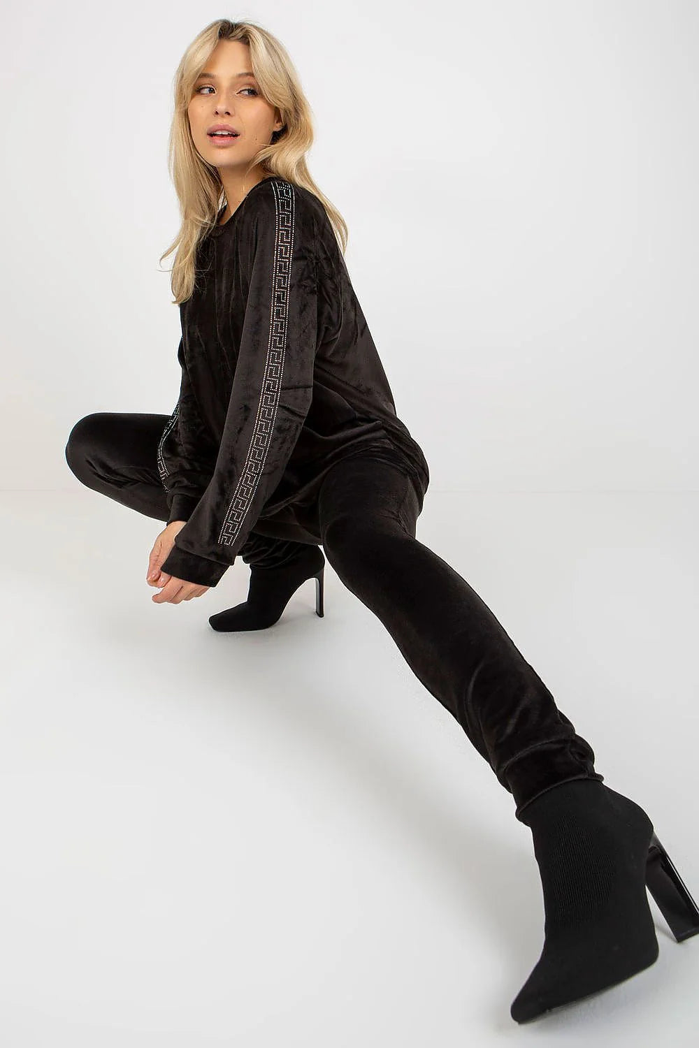 ensemble velours noir femme oversize col rond manches longues épaules tombantes strass géométriques pantalon slim fuselé cheville cordon