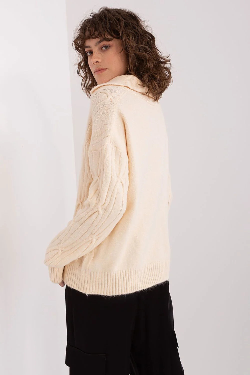 Pull femme design classique moderne col ouvert style polo coupe ample matière douce couleur beige crème motif torsadé finitions côtelées longueur standard