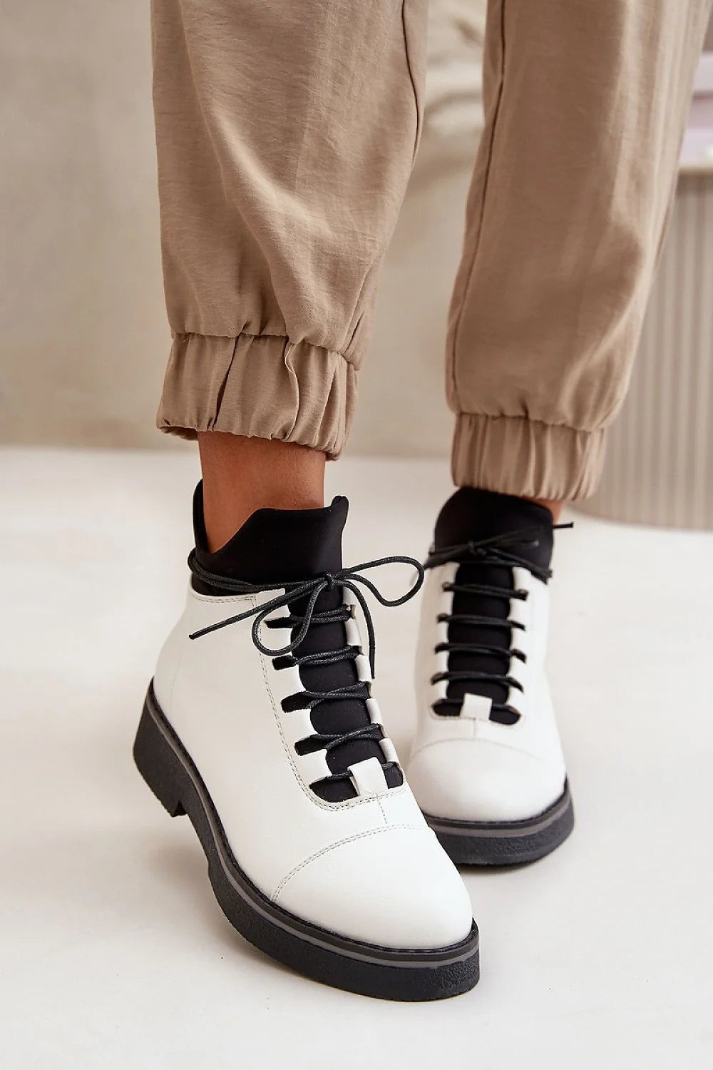 Bottes pour femmes modernes élégantes style montant cuir artificiel doublure chaude fermeture lacets et glissière semelle épaisse blanche noire