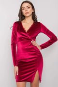 Robe soirée velours rouge chic avec dentelle, manches longues, ajustée, décolleté V, sexy femme
