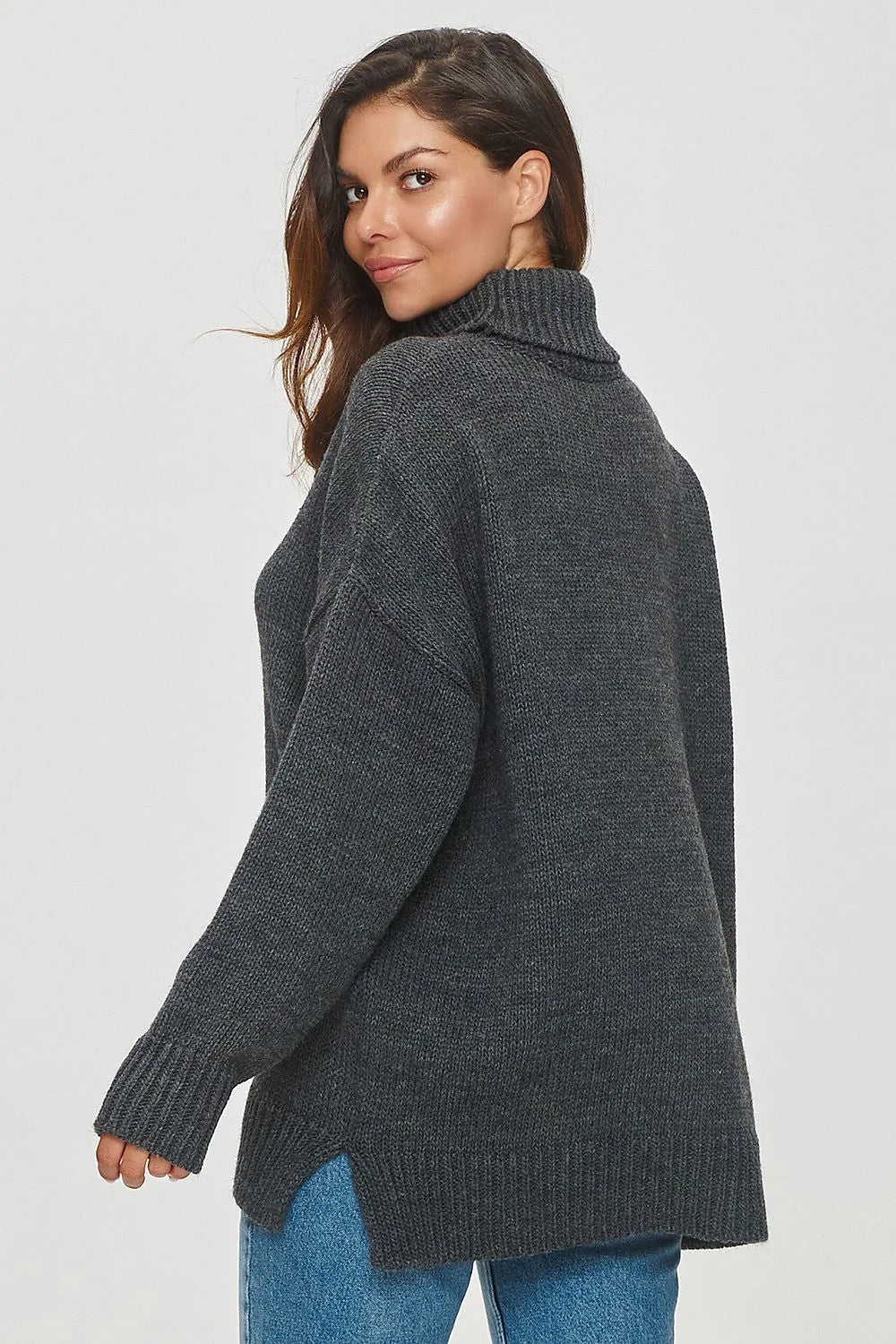 Pull-over ample pour femmes col roulé Makadamia matière douce couleur gris anthracite manches longues poches avant
