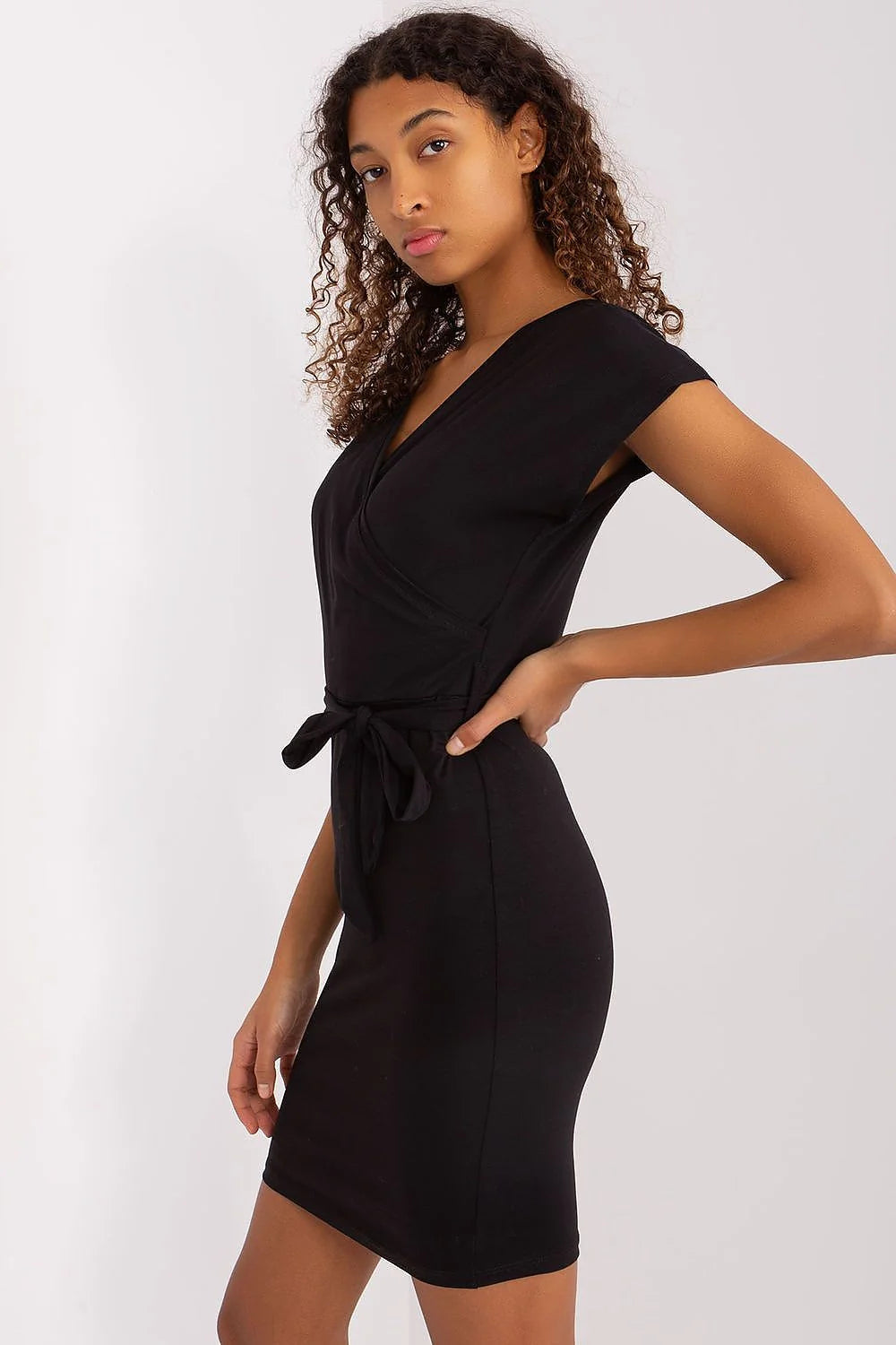 Robe noire classique en coton V-neck manches courtes taille ajustable ceinture mini longueur femmes