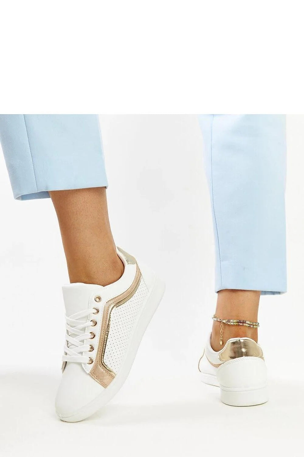 Sneakers femmes blanches dorées design moderne basse lacets métalliques cuir synthétique confortable occasion urban chic