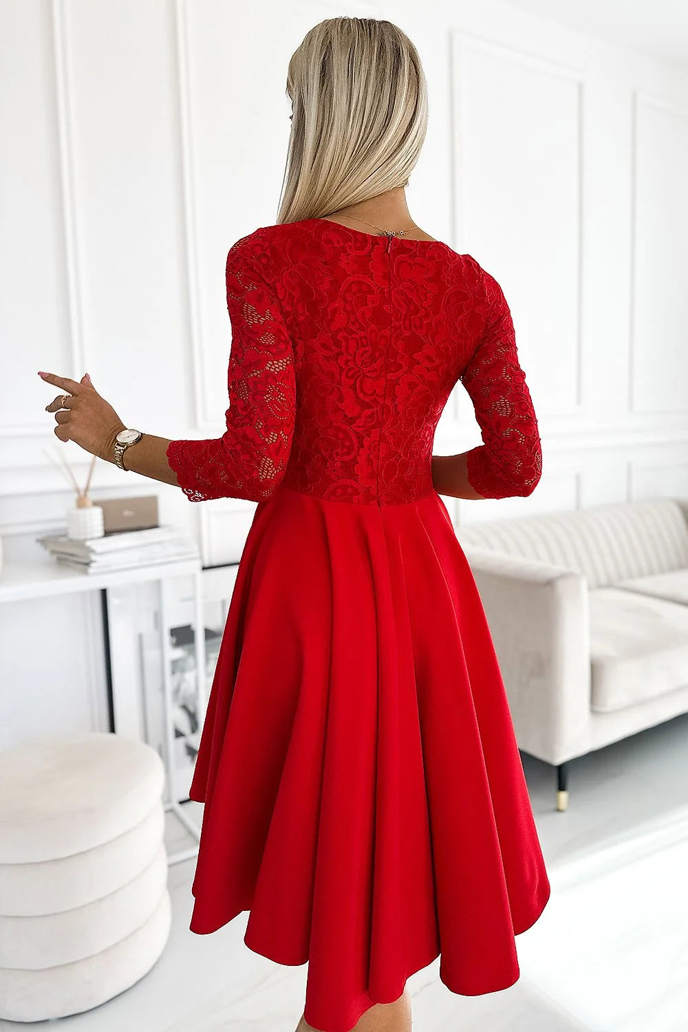 robe soirée asymétrique rouge dentelle florale colcoeur festonné manches troisquarts tailleajustable cintrée jupeevasée doublée tombéimpeccable polonaise élégante glamour