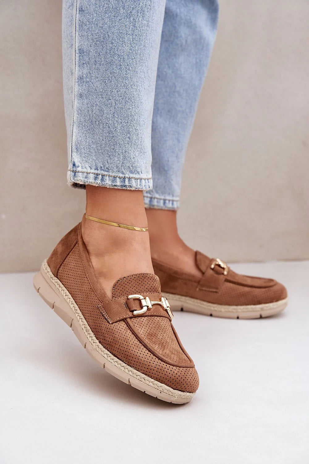 Mocassins femmes en suédé écologique couleur camel perforé détail doré bout arrondi semelle rembourrée plateforme talon bas printemps casual élégant respirant durabilité