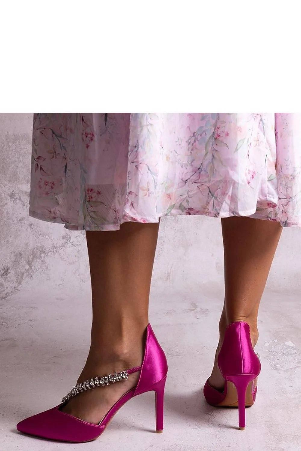 escarpins satinés fuchsia talons aiguille bout pointu slingback bride diagonale strass sequins bijou brillant rembourrée confort soirée mariage cocktail