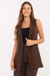 gilet tailleur femme sans manches marron chocolat coupe longue droite col revers tissu structuré poches passepoilées cintrée