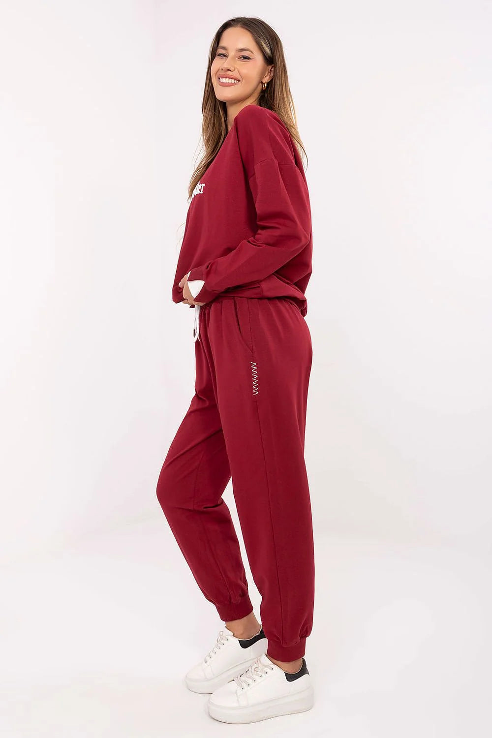 ensemble survêtement femme bordeaux coton stretch confortable sweat col rond broderies motifs pantalon taille haute poches latérales chevilles élastiques urbain