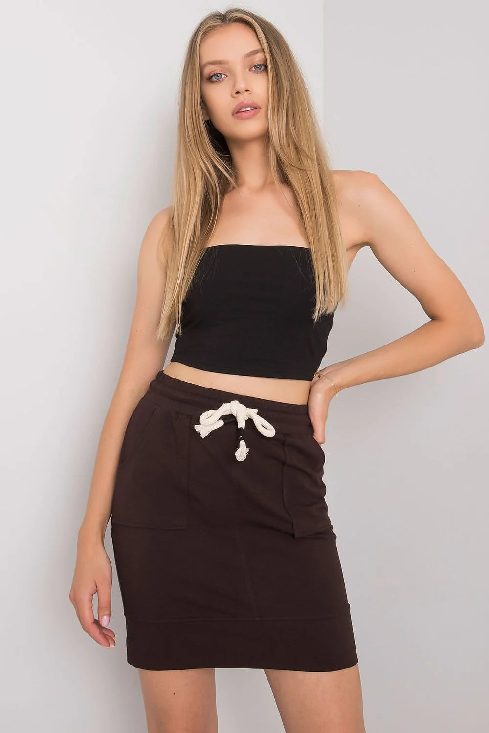 Tenue féminine deux pièces bandeau noir jupe courte marron fancy taille élastique poches visibles stretch coton polyester femme décontractée