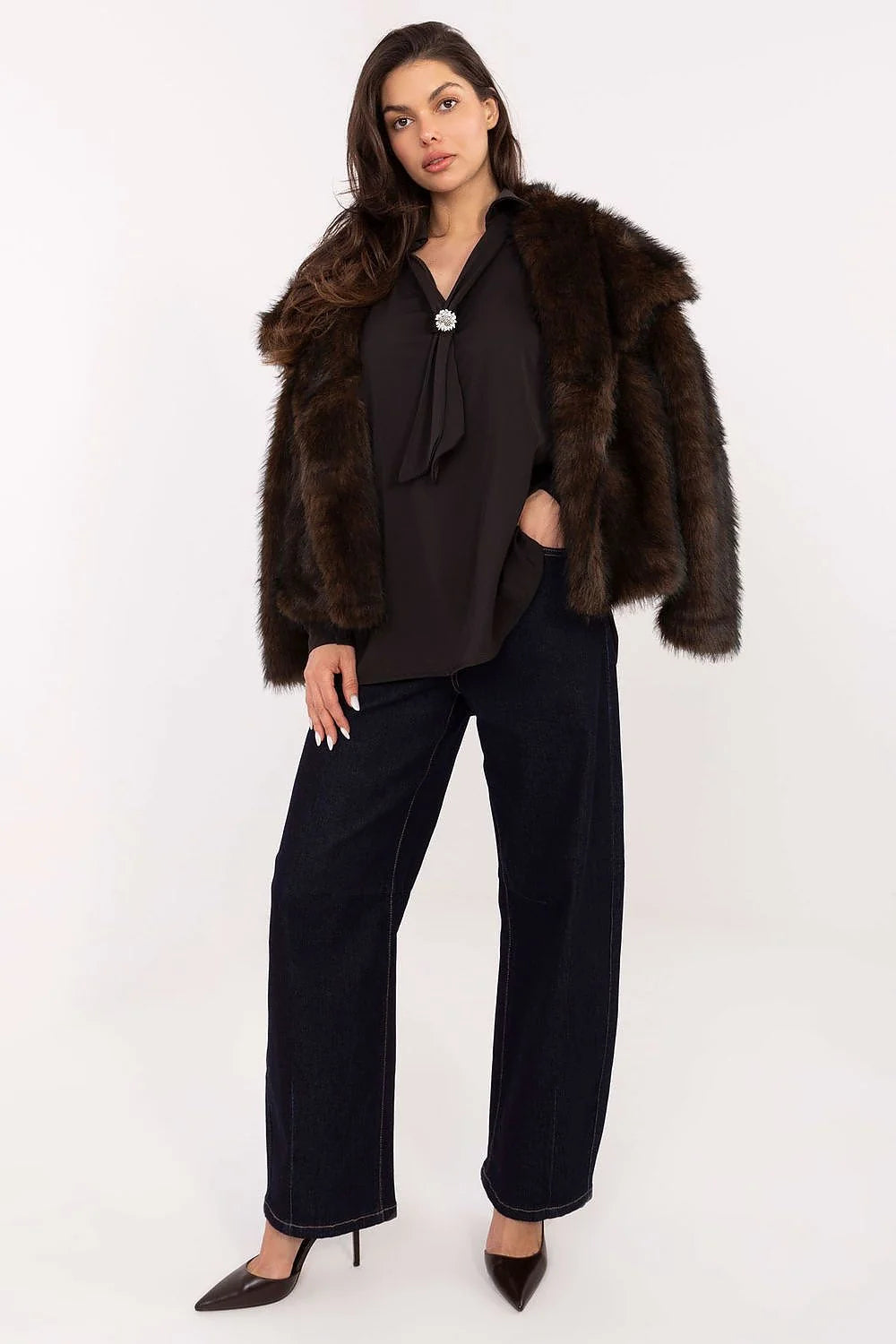chemise élégante féminine minimaliste lisse polyester léger doux coupe allongée manches longues bouffantes décolleté V nœud broche amovible confortable