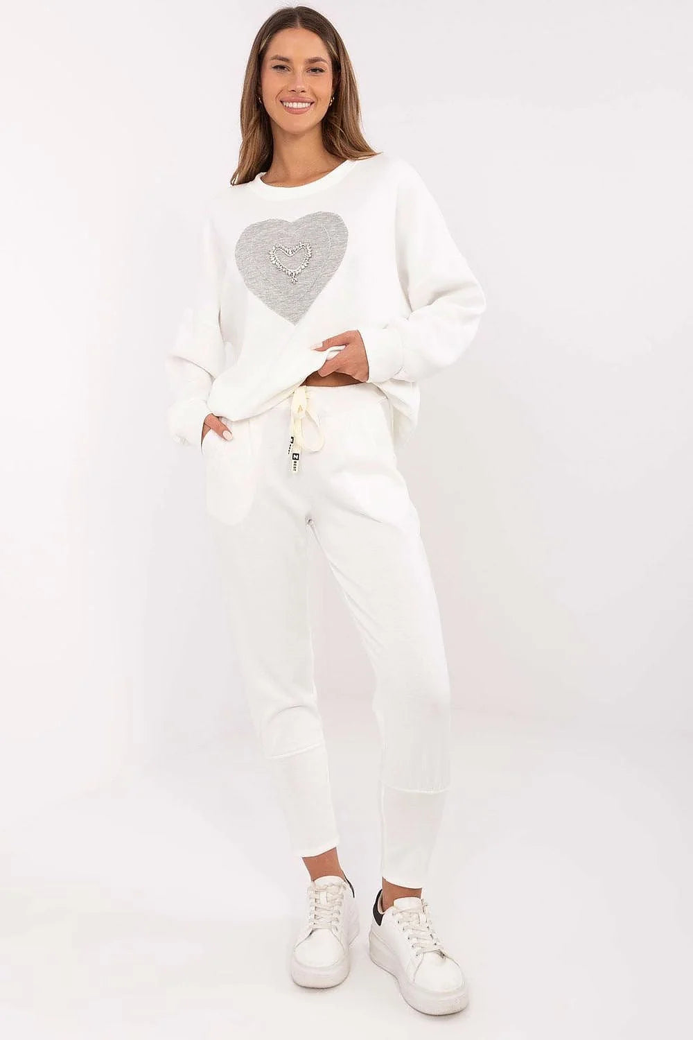 Ensemble survêtement femme style casual ample motif cœur gris tissu doux couleur blanc pantalon joggers sweatshirt manches longues