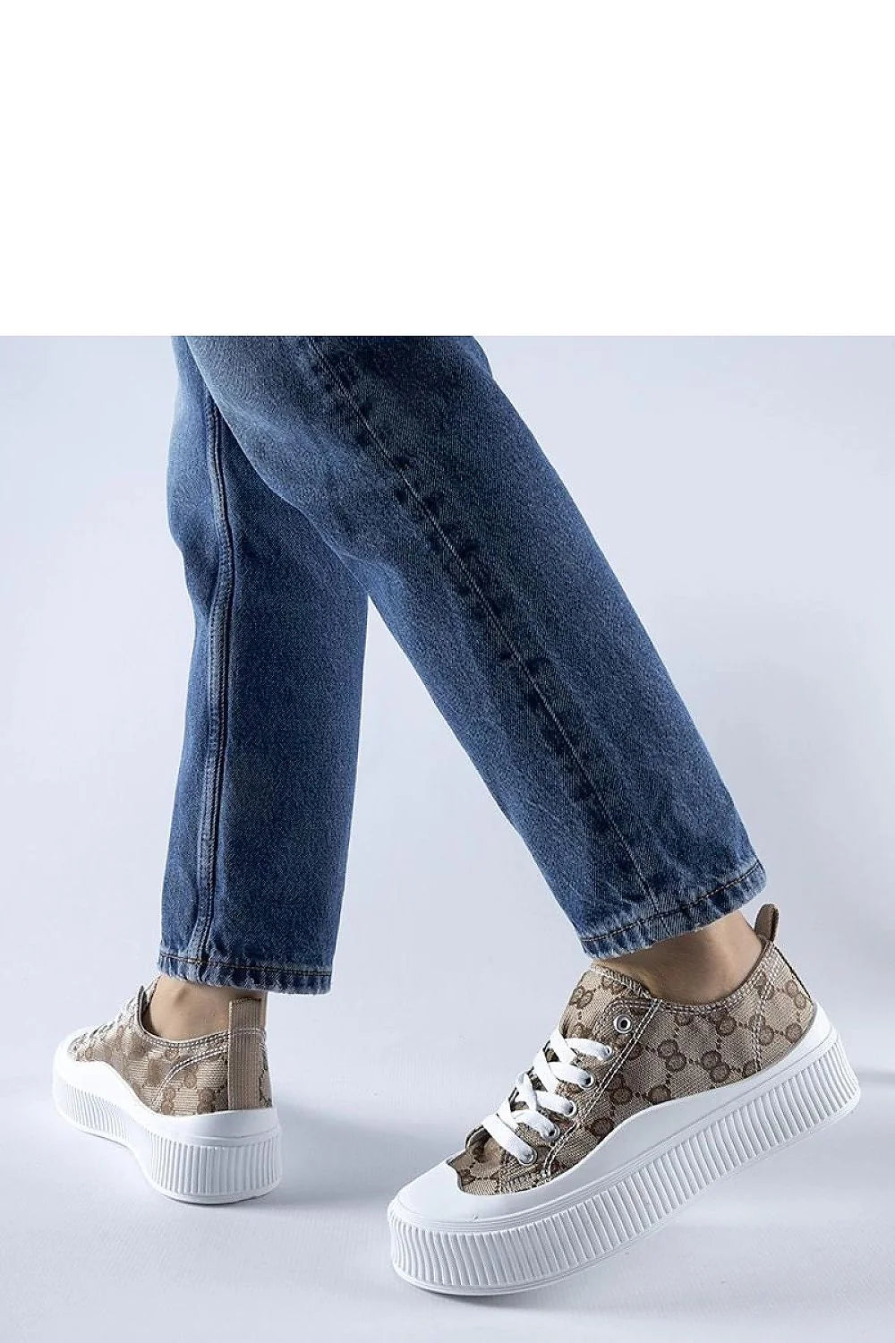 Baskets design moderne élégant plateforme épaisse toile beige motifs marron lacets blancs caoutchouc confortable femme
