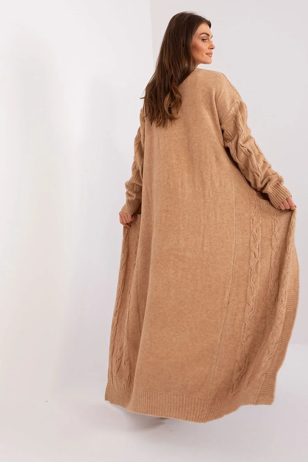 Cardigan long pour femmes élégant et moderne texture maille torsadée couleur camel manches longues poignets côtelés sans fermeture
