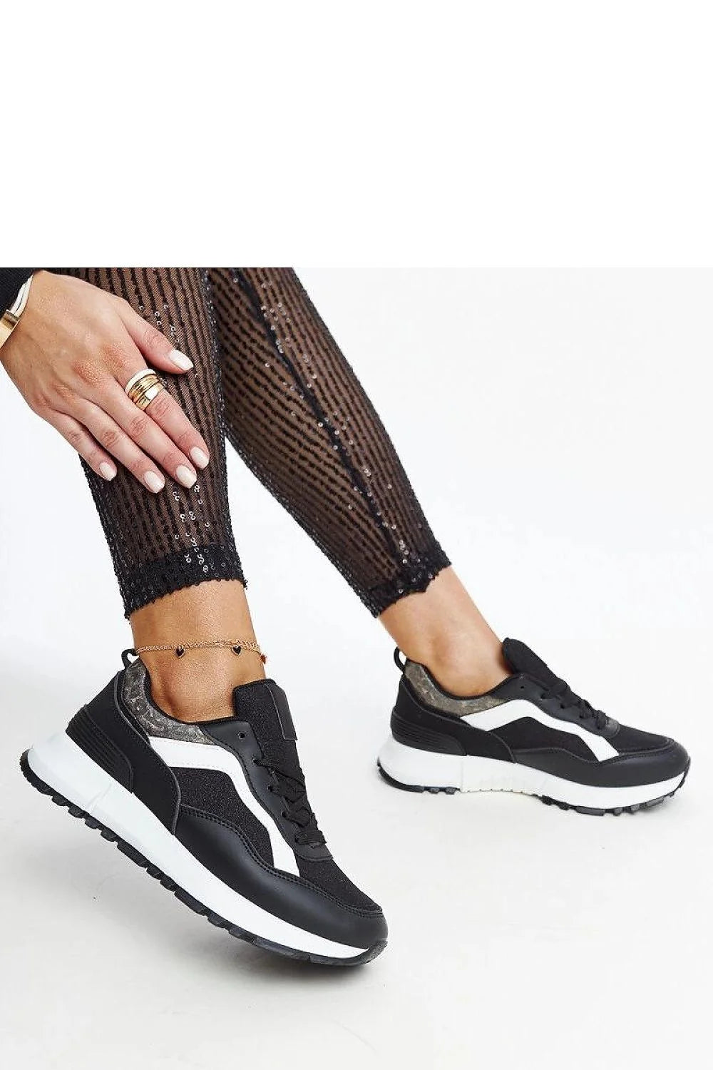baskets femme sportchic noir blanc gris compensées lacets cuir synthétique textile semelle épaisse caoutchouc crantée amorti adhérence confortable