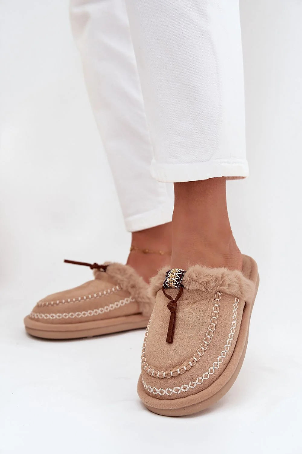chaussons mocassins femmes suédine écologique beige col bordé fausse fourrure bout rond coutures apparentes blanches slipon lacet décoratif doublure pelucheuse