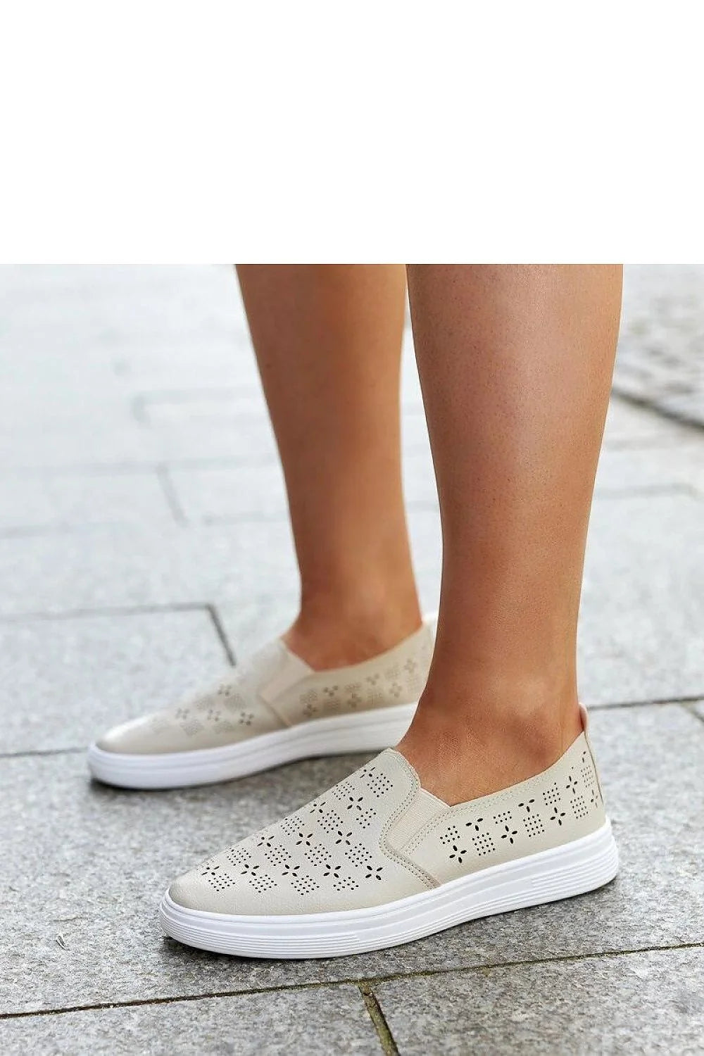 Baskets slip-on femmes design moderne beige perforations orteil arrondi semelle caoutchouc confort adhérence estivale mode