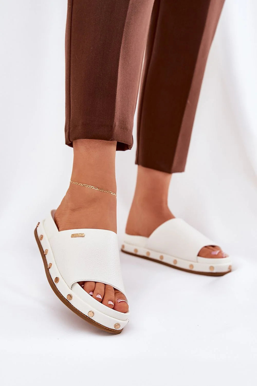 Mules femmes design moderne élégant cuir synthétique blanc plateforme dorée studs logo style urbain confortable été 2024