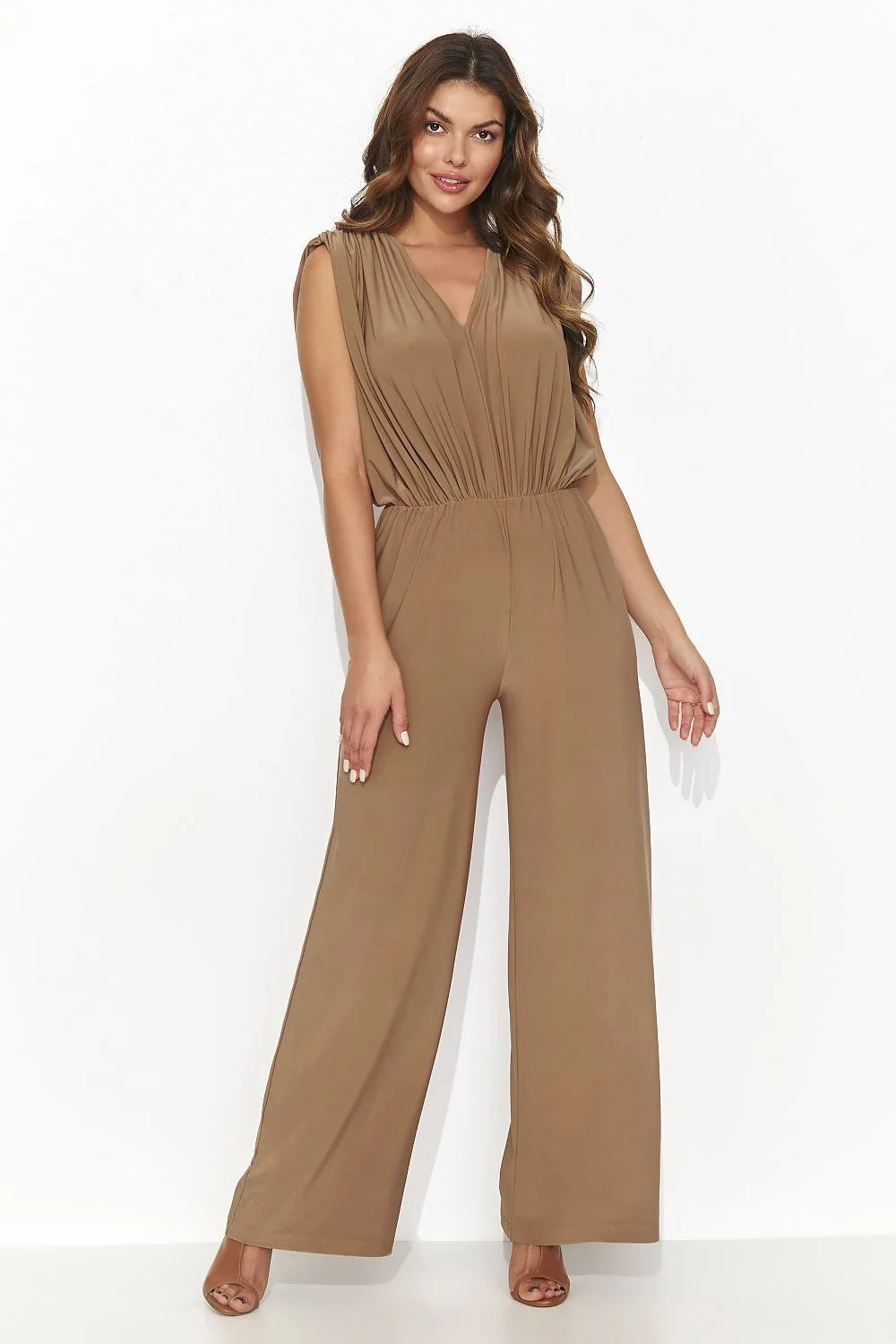 Combinaison élégante pour femme sans manches en tissu fluide couleur brun taupe coupe ample avec détails plissés épaules