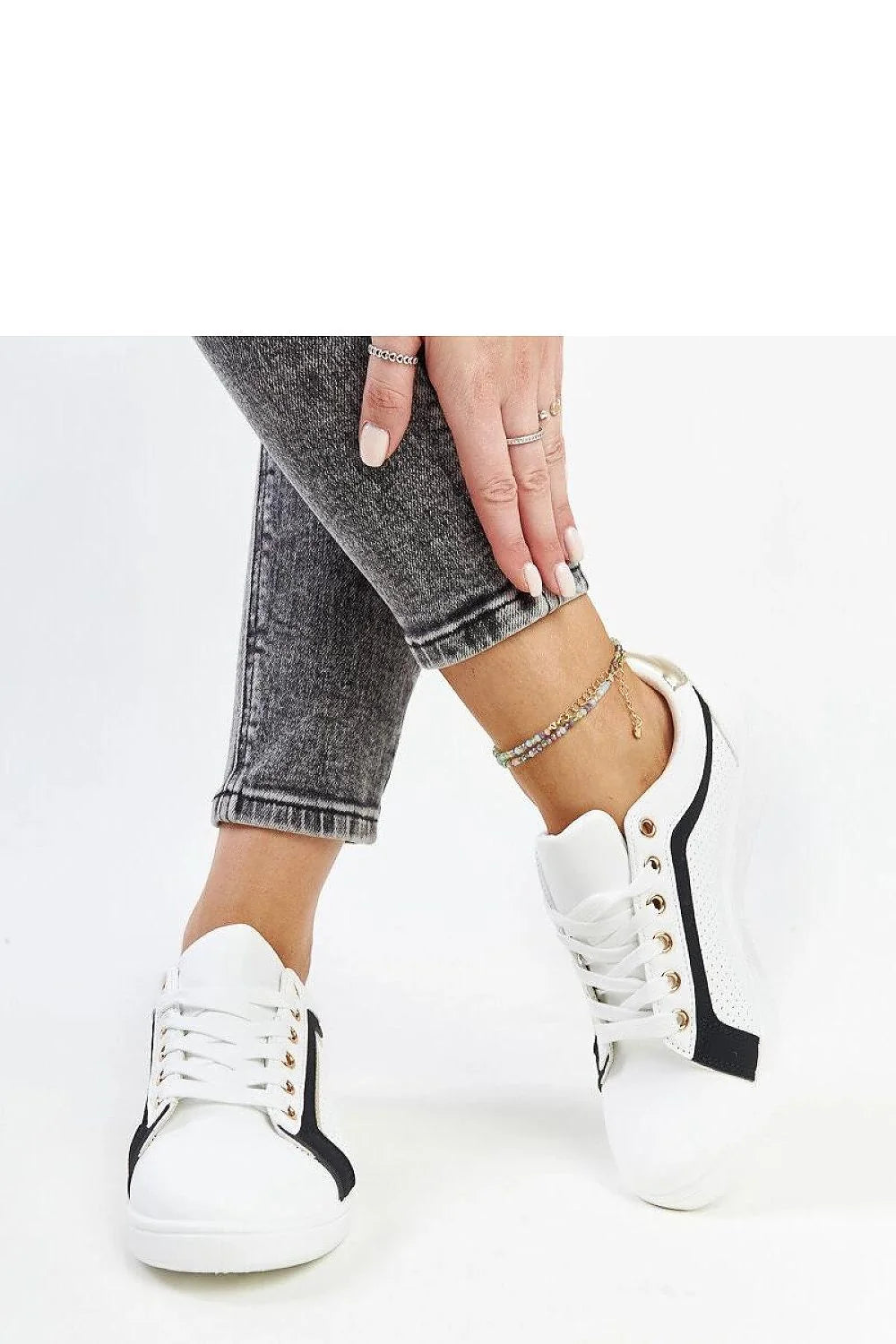 Baskets mode femme blanches noires dorées plateforme coupe basse cuir synthétique respirant confort durable