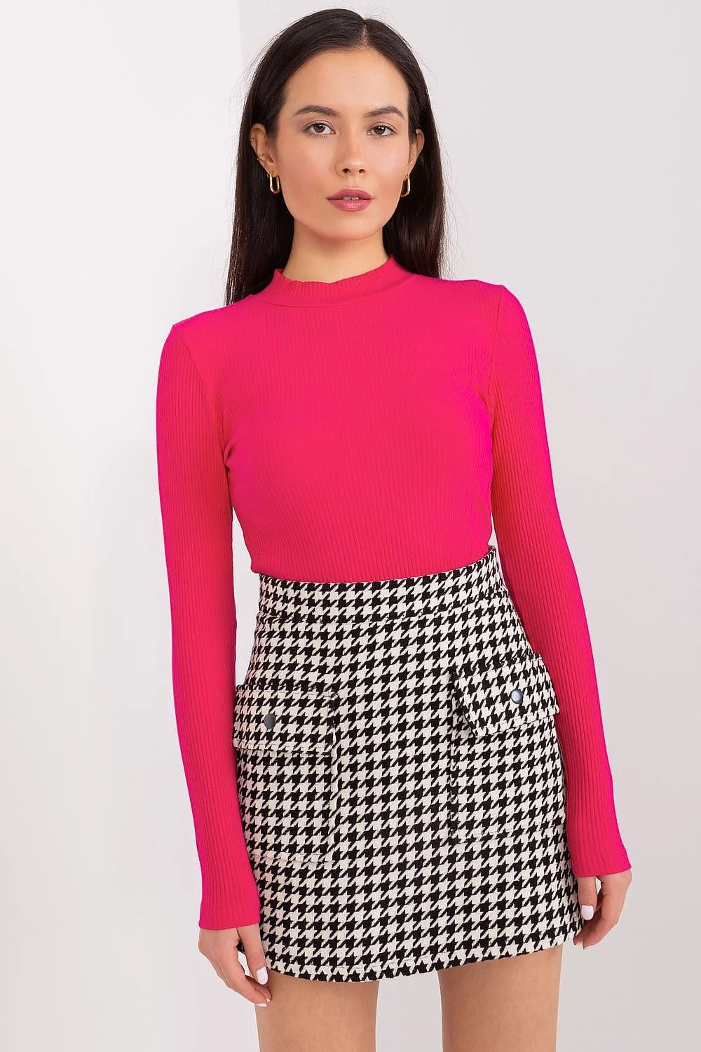 ensemble deux pièces fuchsia vif pull côtelé col montant manches longues maille extensible coupe ajustée jupe mini pieddepoule noir blanc