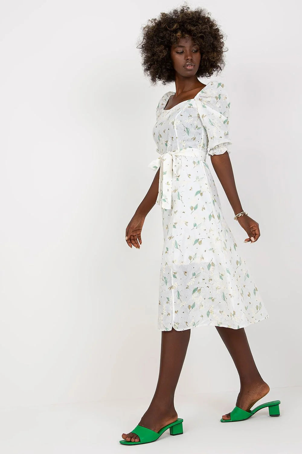 Robe été élégante imprimé floral blanc délicat encolure carrée manches bouffantes taille ajustable ceinture assortie longueur midi fente moderne femme