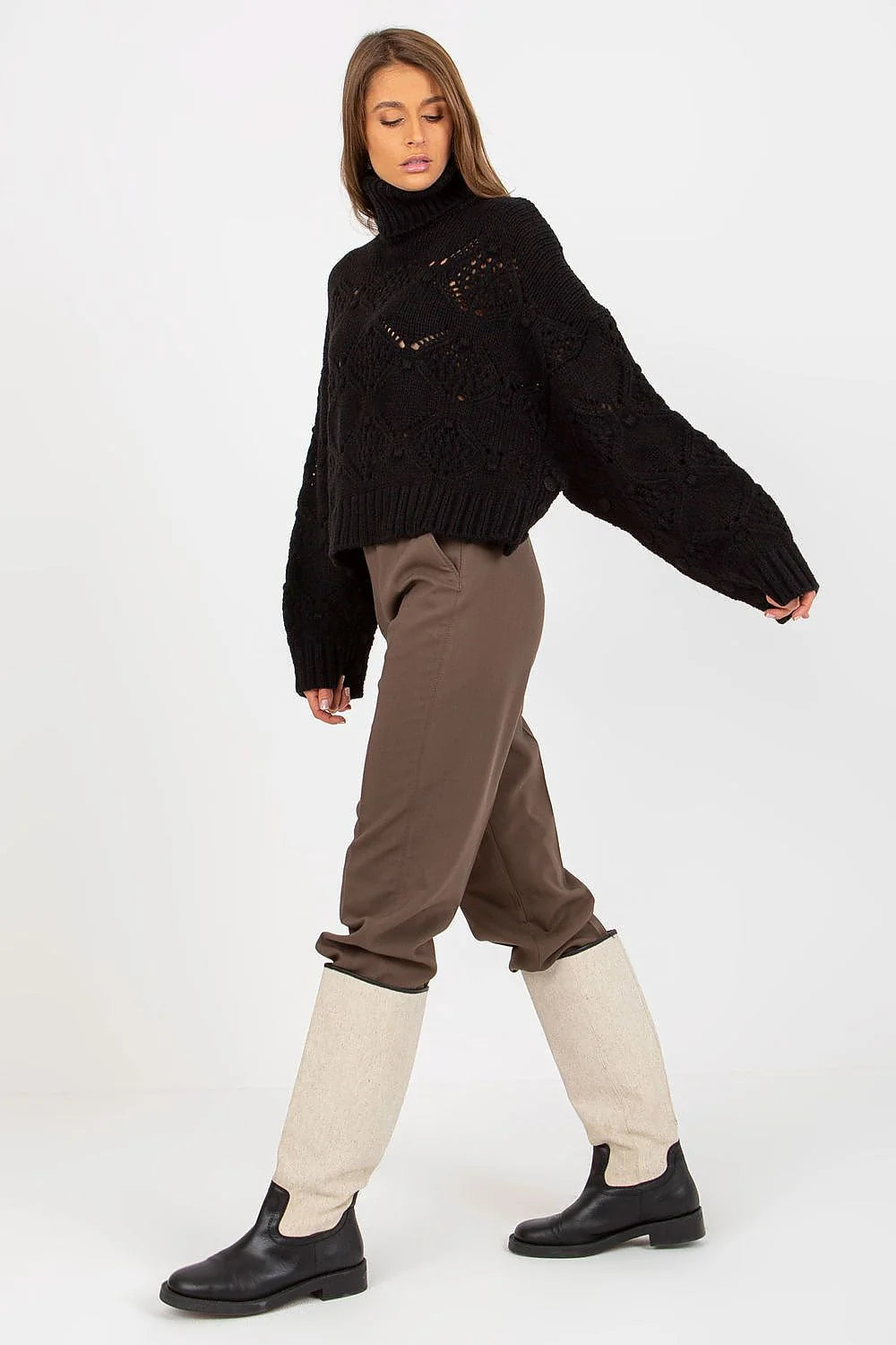 Tenue femme col roulé pull ajouré pantalon pinces bottes hautes style décontracté-chic