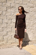 robe midi ajustée crayon asymétrique épaule dénudée manches longues fronces latérales jersey extensible viscose élasthanne chocolat foncé élégante polonaise