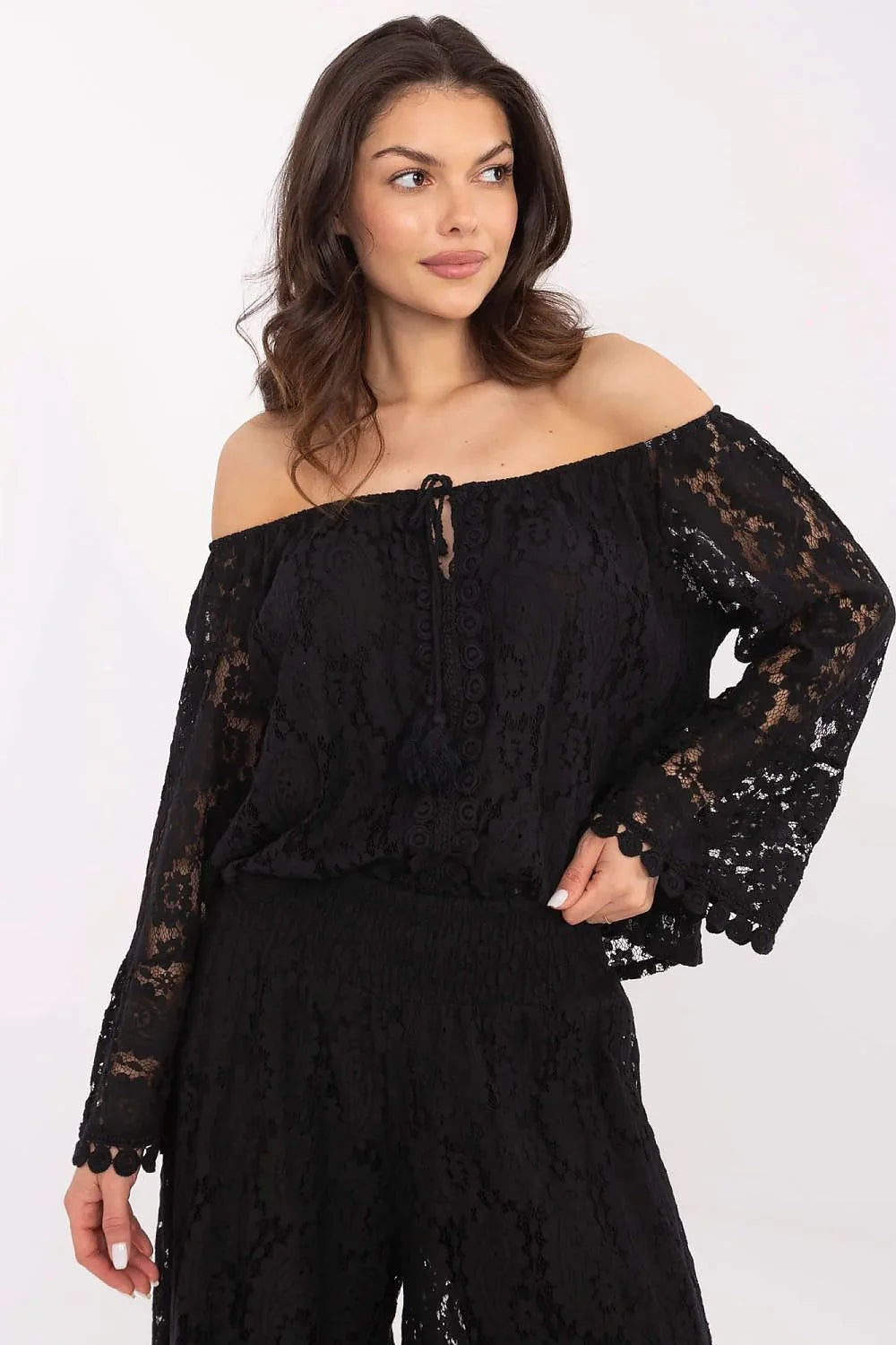 ensemble dentelle noire romantique Bardot épaules dénudées manches longues évasées ourlet festonné laçage pompons taille haute fluide élastiquée motif floral