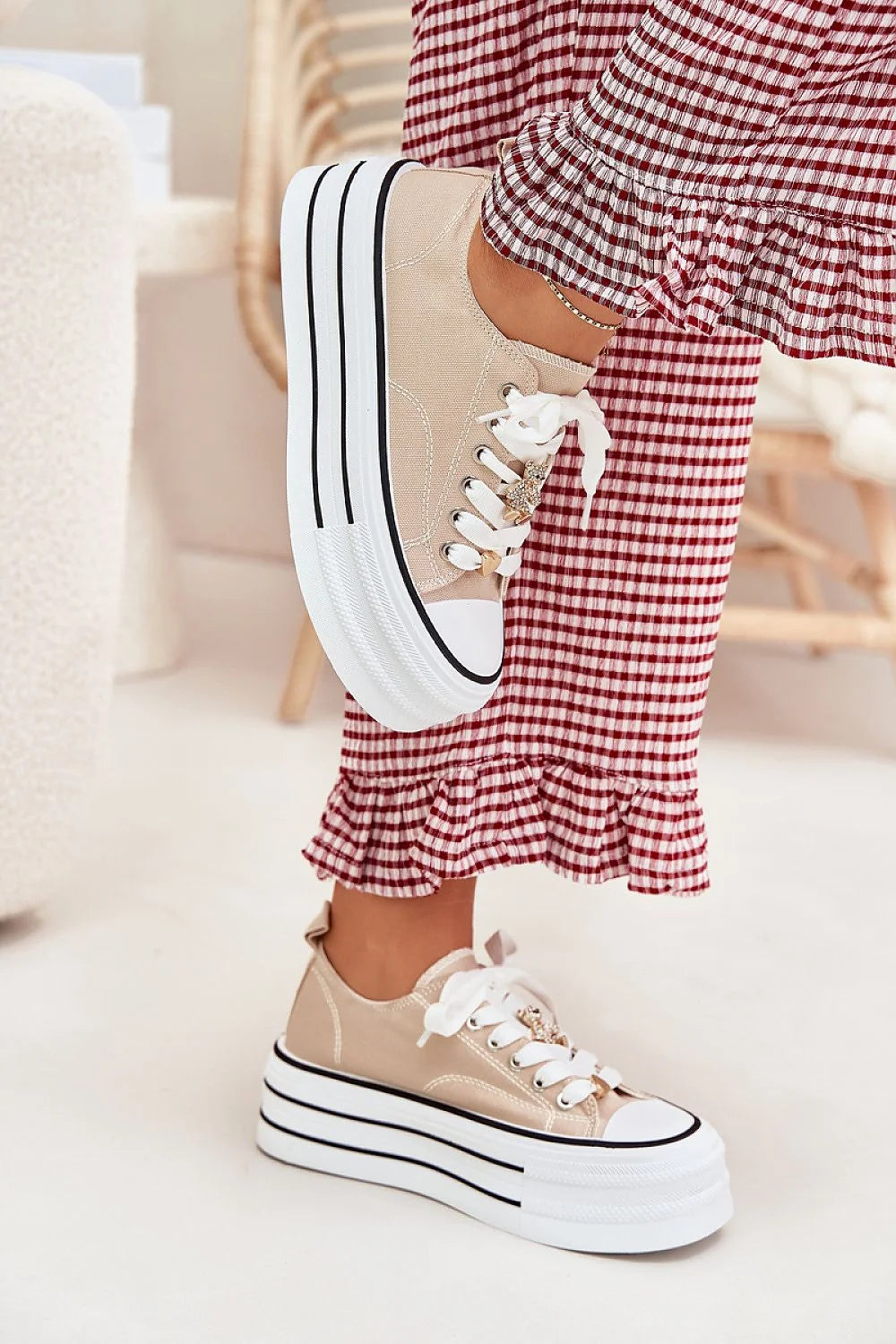 baskets femmes modernes plateforme épaisse blanche bandes noires toile beige bout caoutchouc renforcé lacets ruban blancs bijou doré