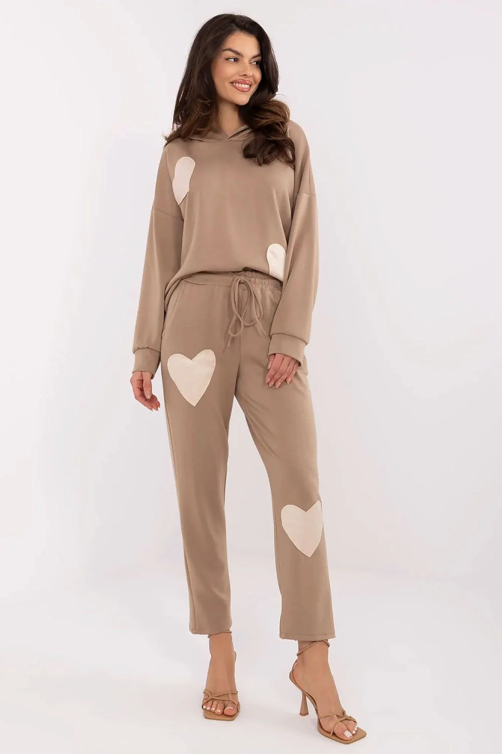 ensemble femme casual confortable hoodie coton élasthanne motifs cœur beige taupe oversize pantalon droit taille élastique cordon cheville ivoire appliqués