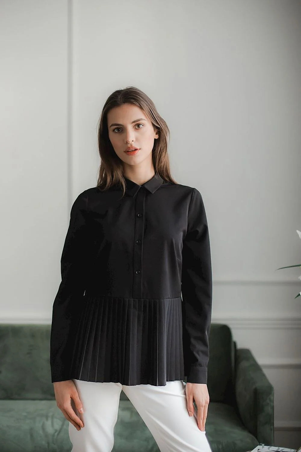 Chemisier noir en polyester élégant manches longues plissé ajusté pour femme moderne et chic