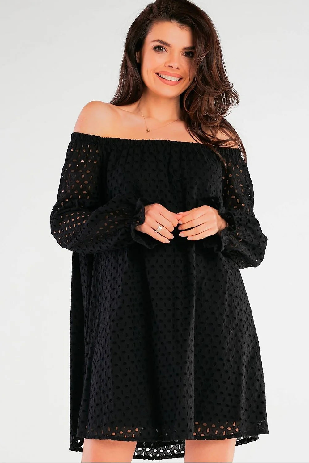 Robe off-shoulder broderie anglaise noire longues manches 100% coton femme élégance moderne style bohème