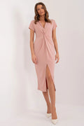 Robe de jour élégante couleur rose poudré tissu fluide coupe midi manches courtes décolleté V femme