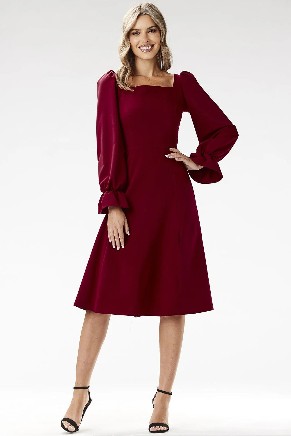 Robe de cocktail élégante à encolure carrée manches longues en tissu fluide couleur bordeaux taille ajustable pour femme
