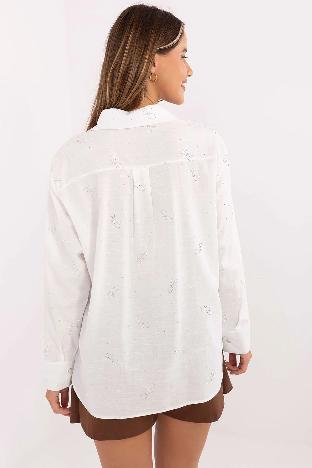 chemise femme élégante manches longues col classique coupe droite boutonnée boutons nacrés broderie anglaise strass brillants viscose élasthanne
