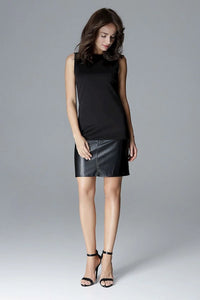 Robe courte noire similicuir chic élégante sans manches ajustée mode féminine tenue soirée raffinée