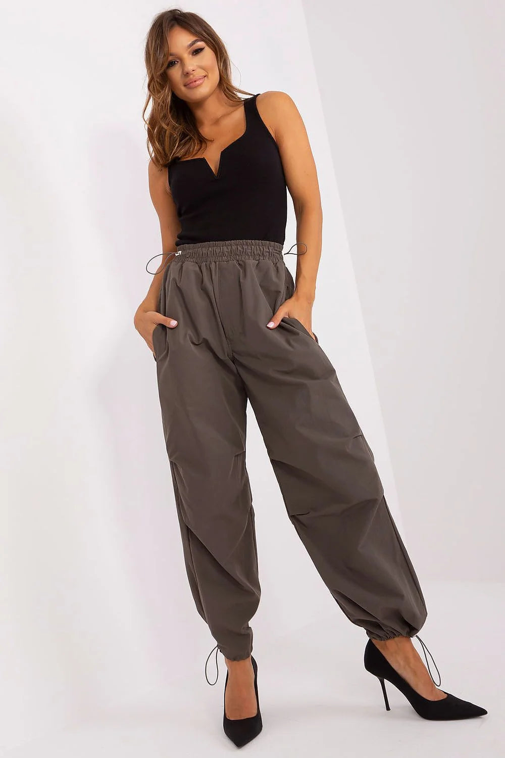 Ensemble femme haut débardeur pantalon cargo escarpins talon aiguille style casual chic noir uni gris foncé