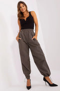 Ensemble femme haut débardeur pantalon cargo escarpins talon aiguille style casual chic noir uni gris foncé