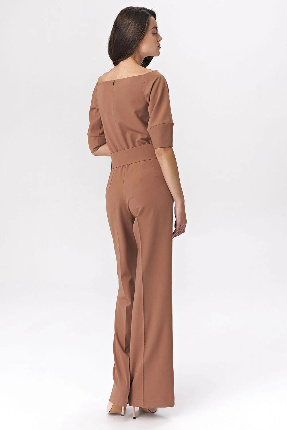 Combinaison caramel en tissu fluide, élégante et moderne, ceinture intégrée, manches courtes femme chic