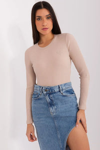 Chemisier BFG en coton élasthanne beige, style minimaliste élégant, manches longues, encolure ronde, coupe ajustée, femme