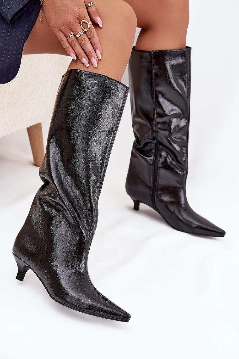 bottes femme mi mollet cuir ecologique verni noir bout pointu silhouette effilee talon bas confortable doublure fourrure fermeture eclair elegante