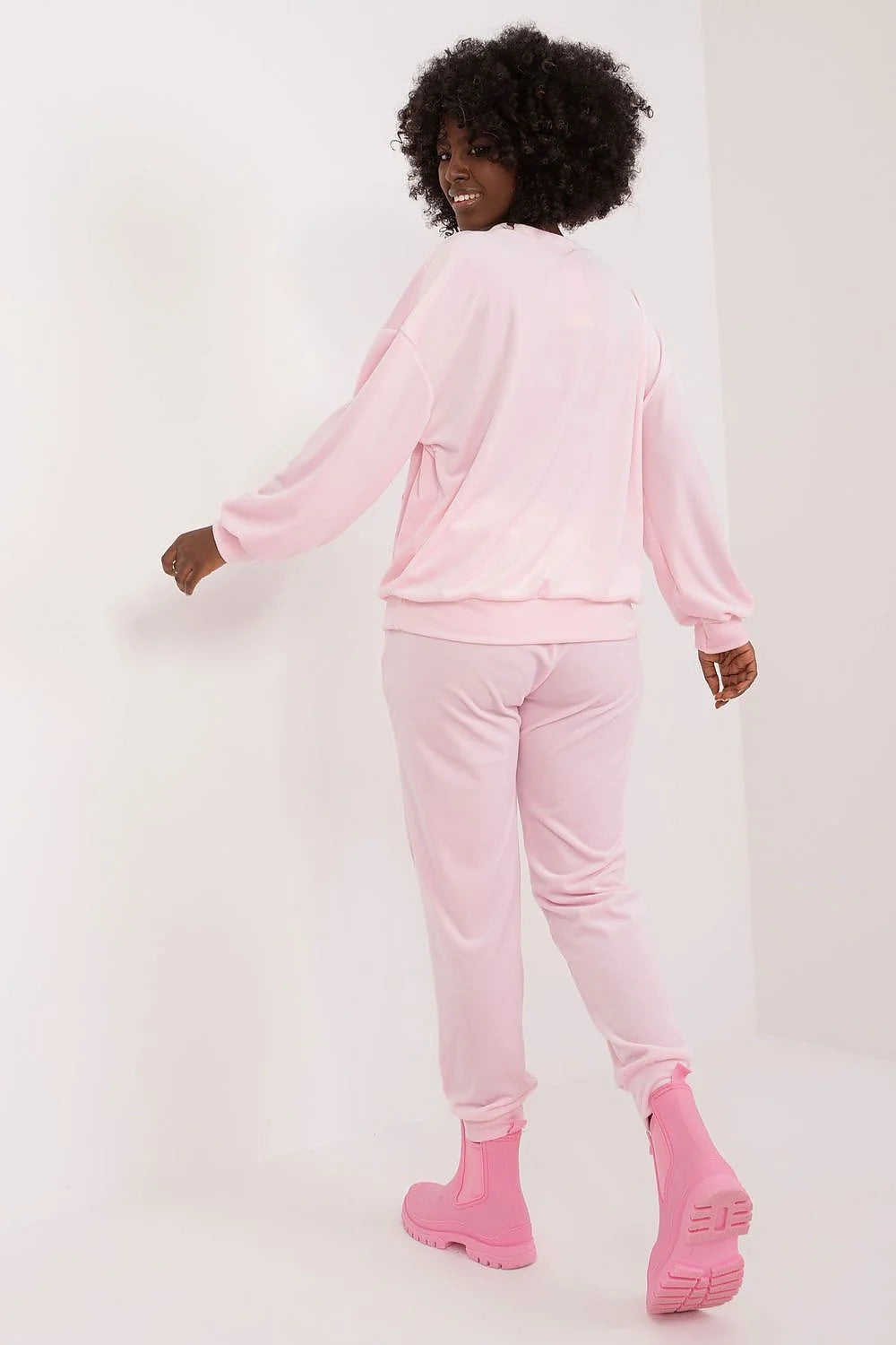 ensemble lounge femme sweat oversize jogging velours rose pastel molletonné appliqués fleurs multicolores coupe relaxed taille élastique